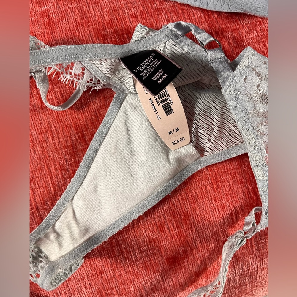 RARE! NWT, NWOT Victoria's Secret Silver Icy Lace Bra & Thong Panty Set 34C, M - Picture 4 of 6